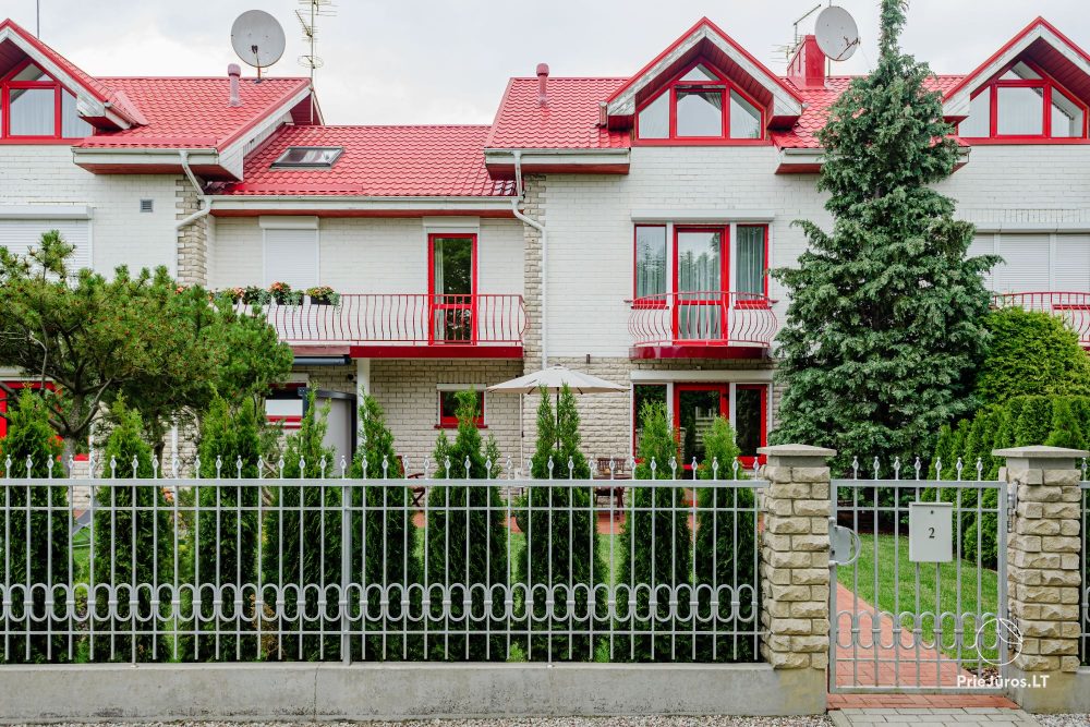 Уютный коттедж Family Inn с террасой