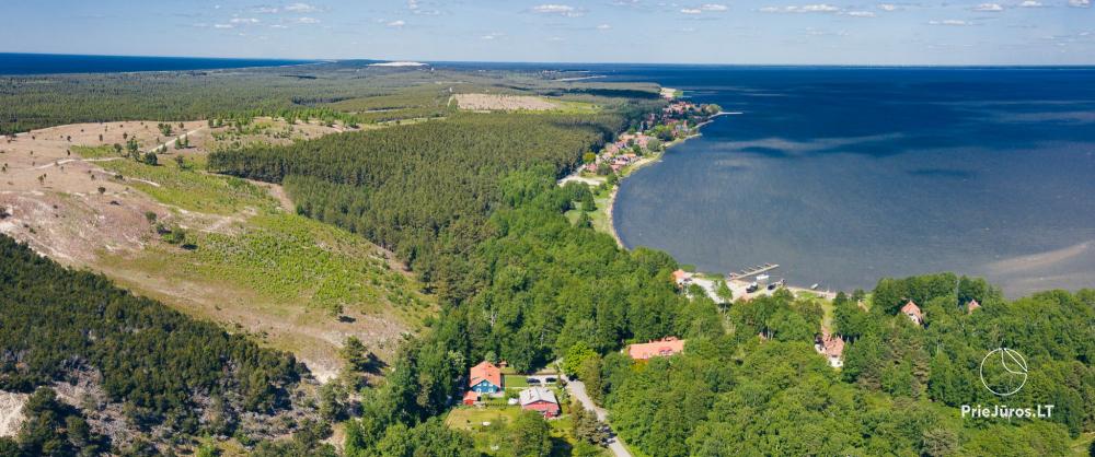 Two apartments with a yard and a hot tub in Preila
