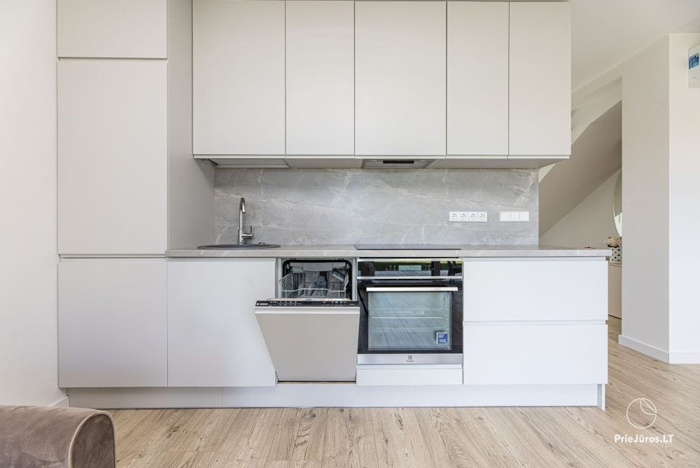 Уютная, недавно меблированная квартира К - 4 в Кунигишкес. Во дворе большая терраса с летней мебелью.