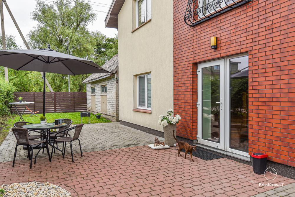 Guest house by the sea in Melnrage