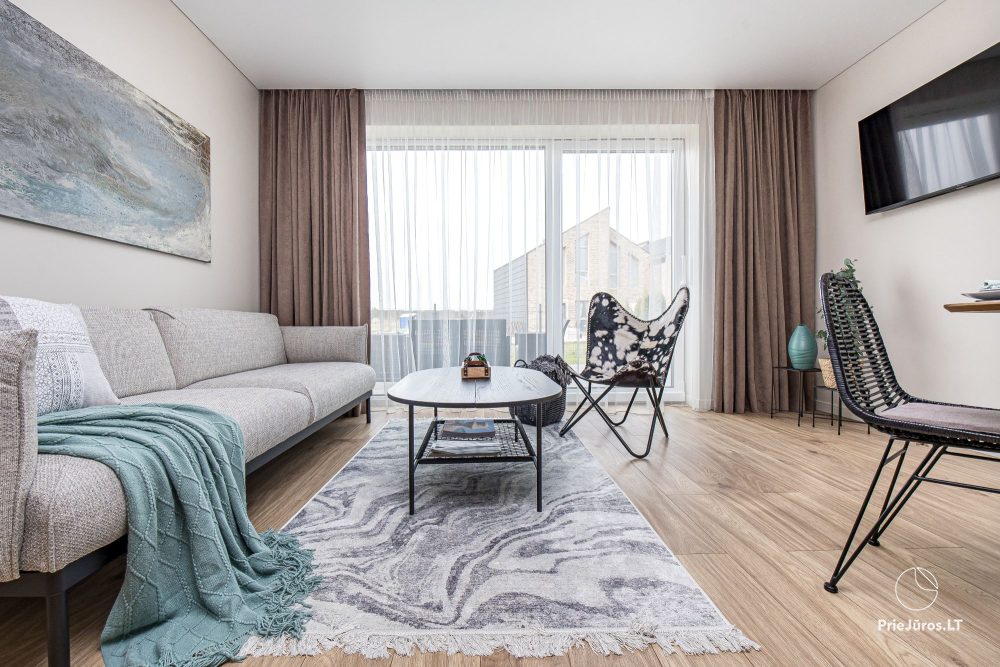 Lyrika home - в Монцишкес - просторный коттедж с террасой на четыре человека, 2 спальни, в новом квартале J7 Beržas с бассейнами, саунами и барбекю