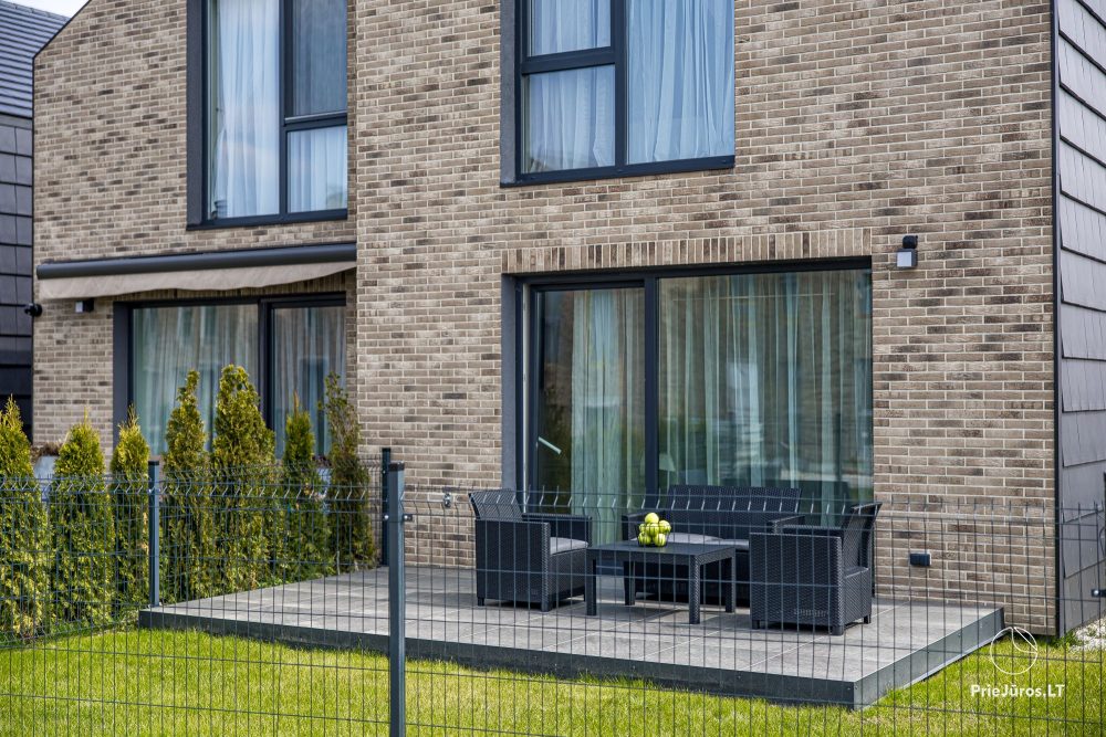 Lyrika home - в Монцишкес - просторный коттедж с террасой на четыре человека, 2 спальни, в новом квартале J7 Beržas с бассейнами, саунами и барбекю