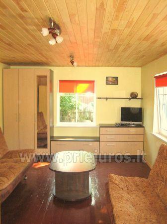 Studio apartment in Nida: on the ground floor, overlooking the lagoon, an arbor with garden furniture in the yard