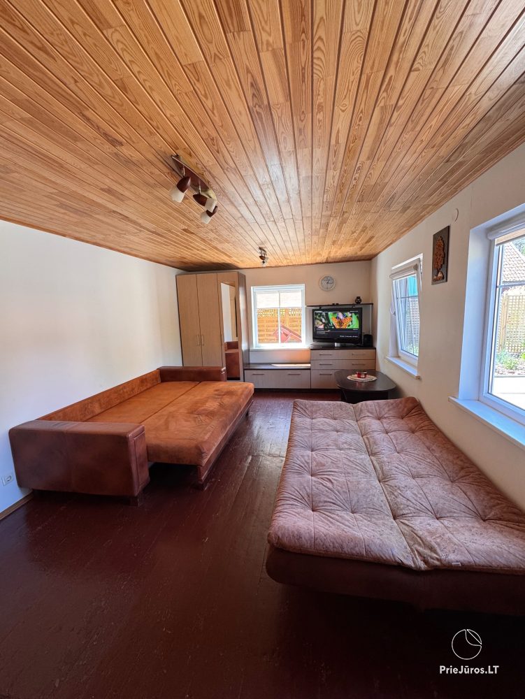 Studio apartment in Nida: on the ground floor, overlooking the lagoon, an arbor with garden furniture in the yard