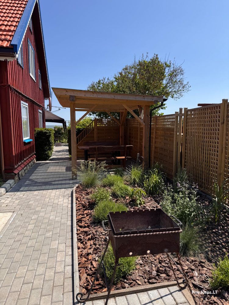 Studio apartment in Nida: on the ground floor, overlooking the lagoon, an arbor with garden furniture in the yard