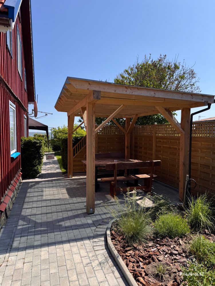 Studio apartment in Nida: on the ground floor, overlooking the lagoon, an arbor with garden furniture in the yard