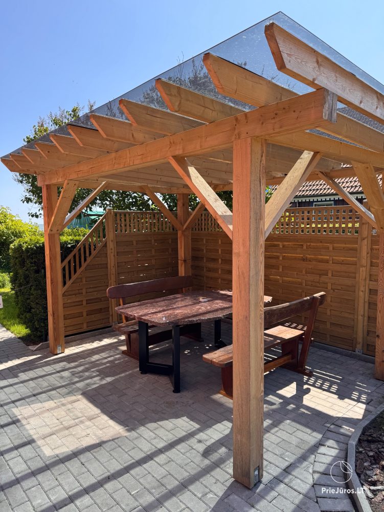 Studio apartment in Nida: on the ground floor, overlooking the lagoon, an arbor with garden furniture in the yard