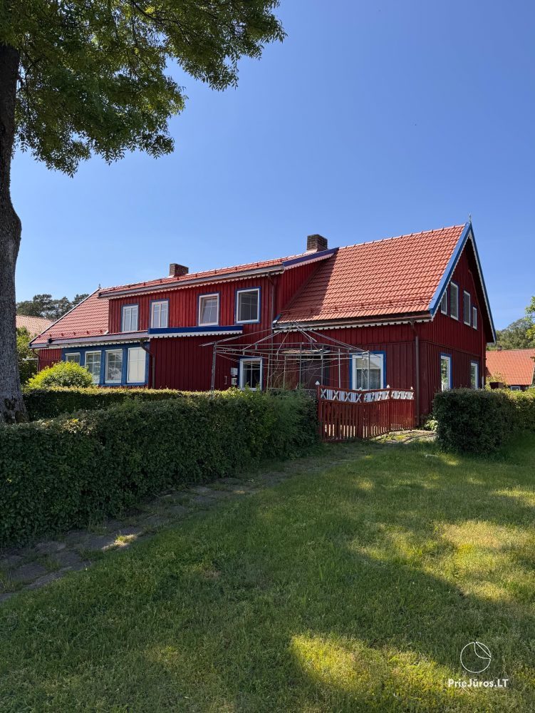 Studio apartment in Nida: on the ground floor, overlooking the lagoon, an arbor with garden furniture in the yard