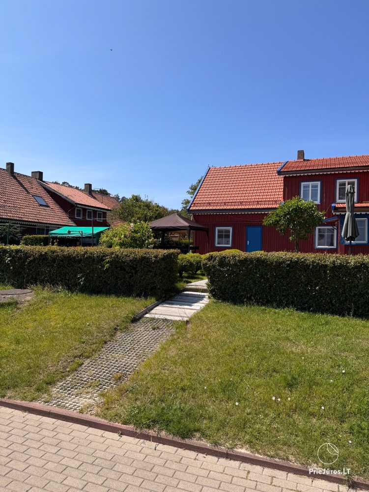 Studio apartment in Nida: on the ground floor, overlooking the lagoon, an arbor with garden furniture in the yard