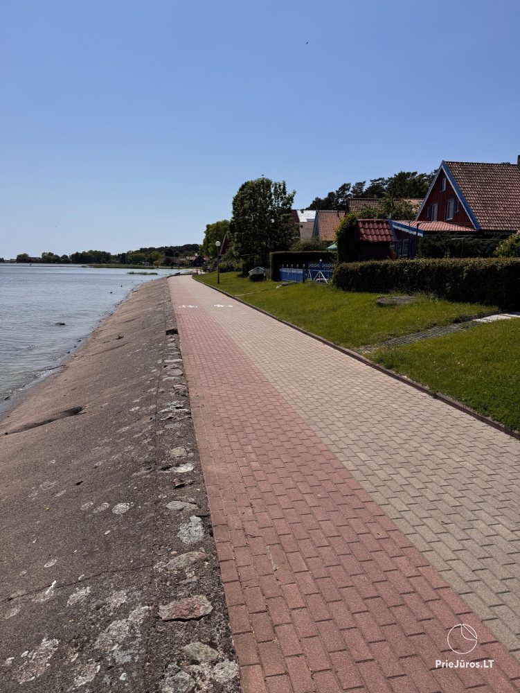 Studio apartment in Nida: on the ground floor, overlooking the lagoon, an arbor with garden furniture in the yard
