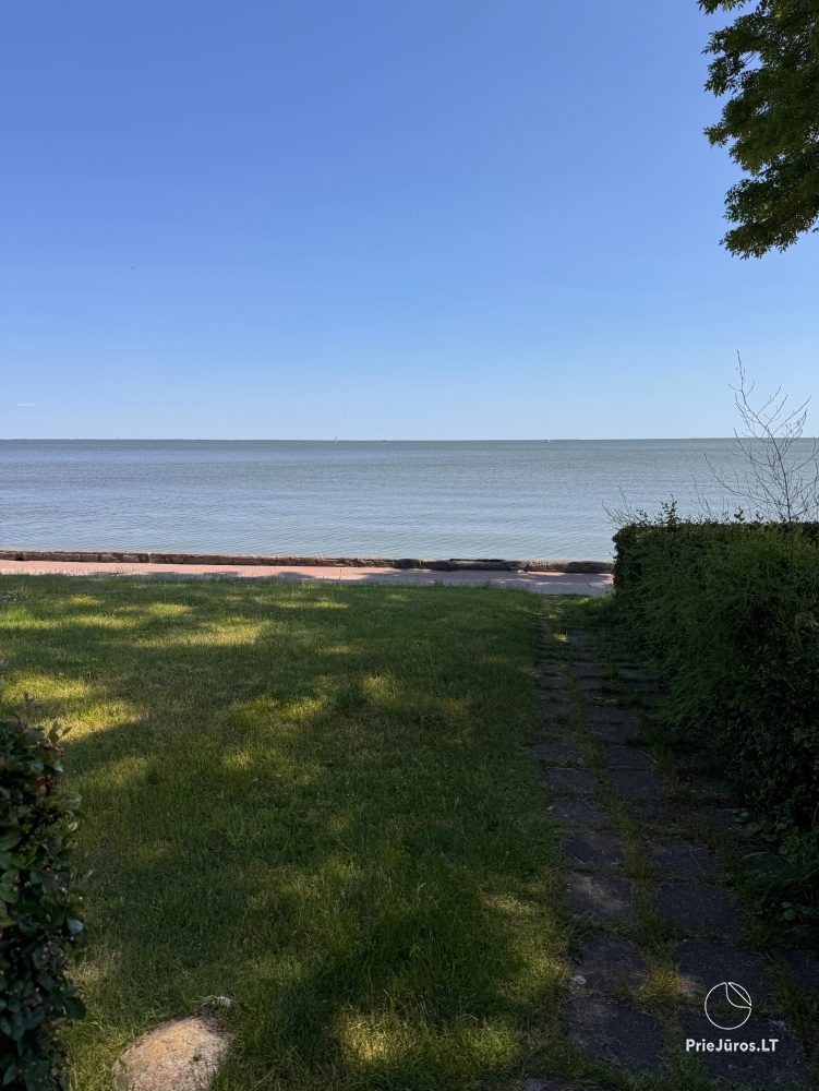 Studio apartment in Nida: on the ground floor, overlooking the lagoon, an arbor with garden furniture in the yard