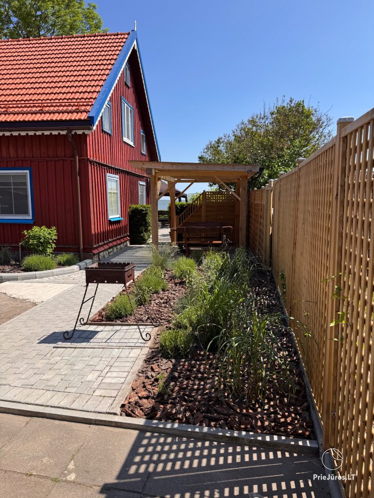 Studio apartment in Nida: on the ground floor, overlooking the lagoon, an arbor with garden furniture in the yard