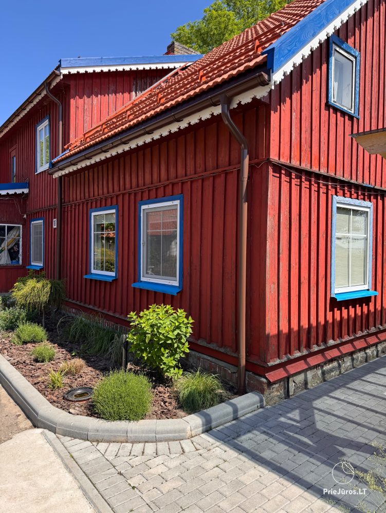 Studio apartment in Nida: on the ground floor, overlooking the lagoon, an arbor with garden furniture in the yard