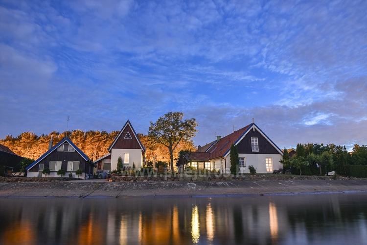  Separate holiday cottages and apartments on the shore of the lagoon