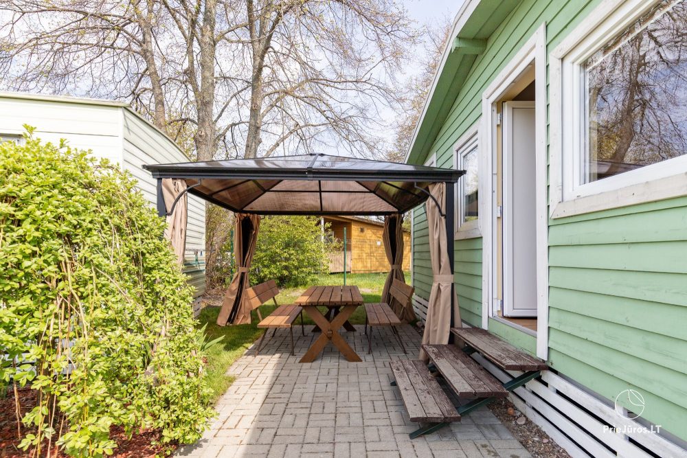 Holiday houses and rooms with amenities for rent