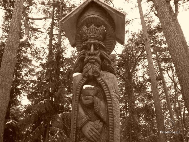 Холм ведьм с экспозицией деревянных скульптур в Юодкранте