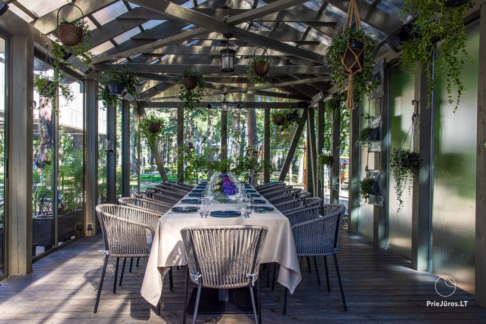 "grás" restaurant's glass house outside