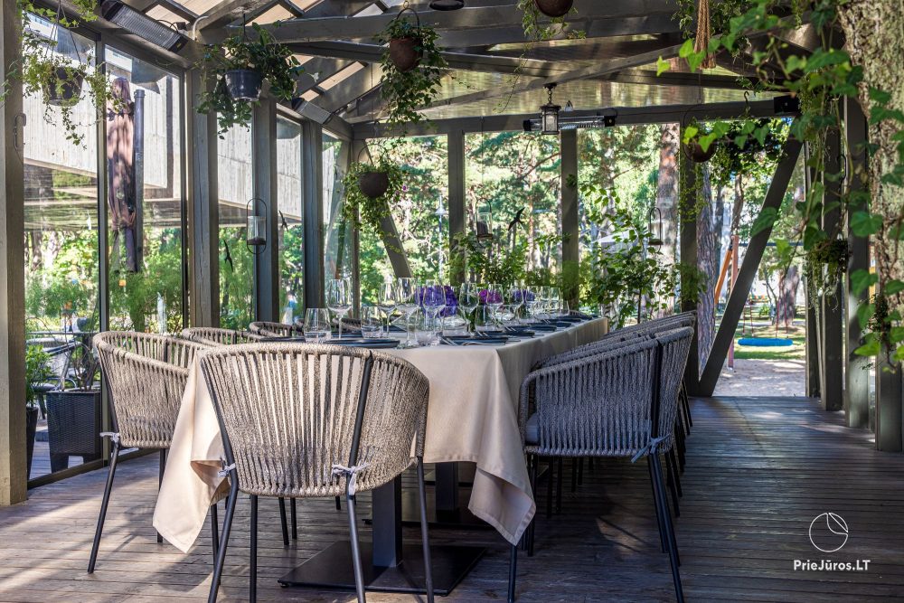 "grás" restaurant's glass house outside