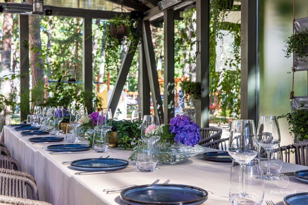 "grás" restaurant's glass house outside