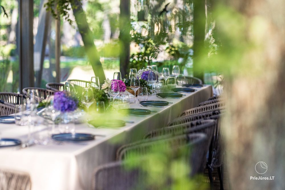 "grás" restaurant's glass house outside