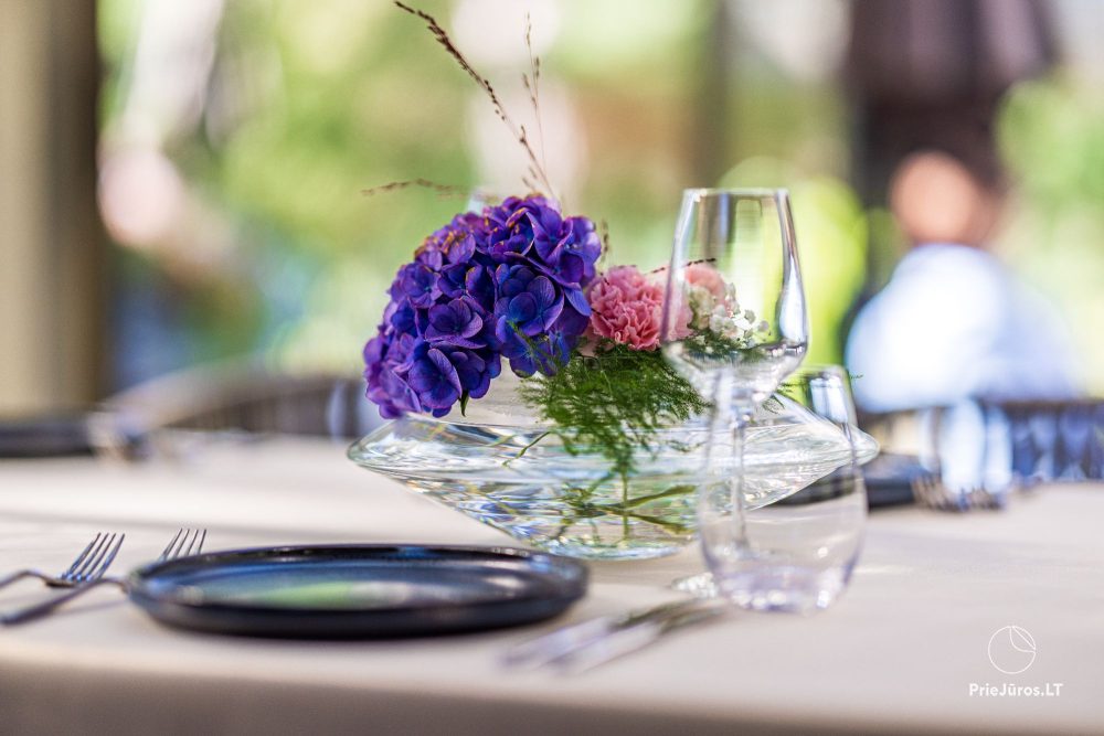 "grás" restaurant's glass house outside