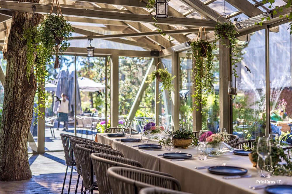 "grás" restaurant's glass house outside