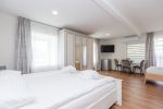 No. 6 Spacious room with one double bed and one single bed, with a separate bathroom, - 1
