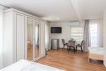 No. 6 Spacious room with one double bed and one single bed, with a separate bathroom, - 2
