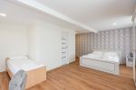 No. 6 Spacious room with one double bed and one single bed, with a separate bathroom, - 3