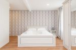 No. 6 Spacious room with one double bed and one single bed, with a separate bathroom, - 4