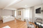 No. 6 Spacious room with one double bed and one single bed, with a separate bathroom, - 5